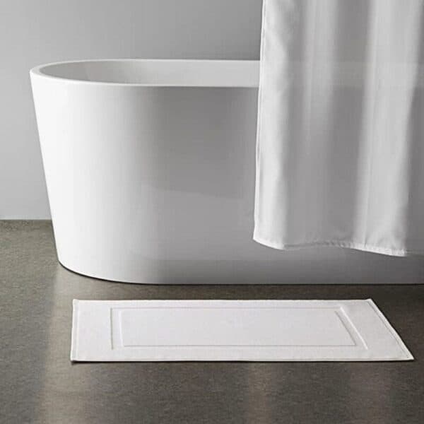 Witte katoenen badmat voor bad, minimalistisch en comfortabel.