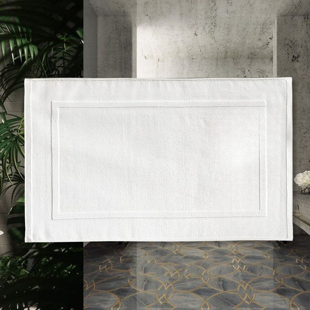 Witte katoenen badmat met borduursel, badkamerdecoratie.
