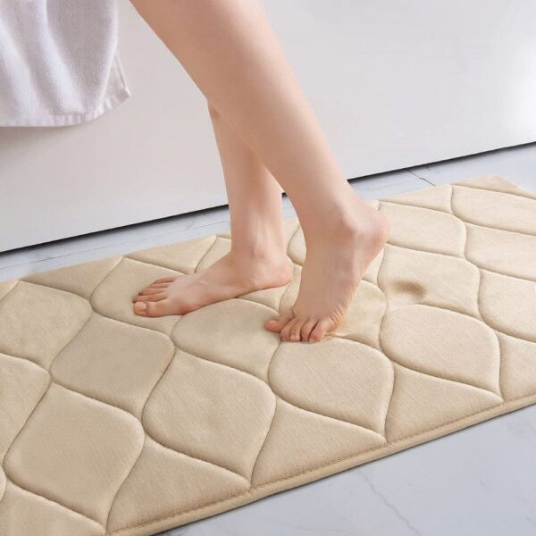 Zeer dikke badmat met quilting, comfortabel voor voeten in badkamer.