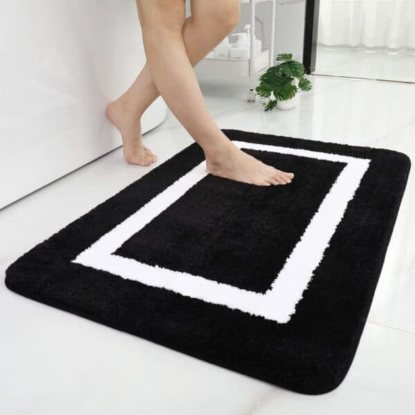 Zwart-wit design badmat met witte rand, modern badkameraccessoire.