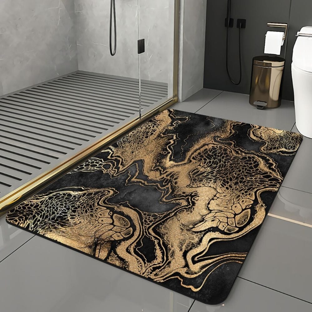 Zwarte en gouden badmat met marmerpatroon voor luxe badkamer.