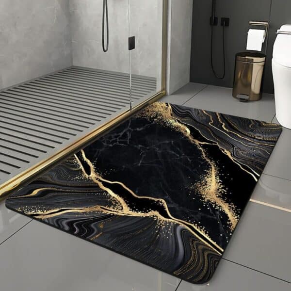 Zwarte en gouden badmat met marmerpatroon, luxe badkameraccessoire.