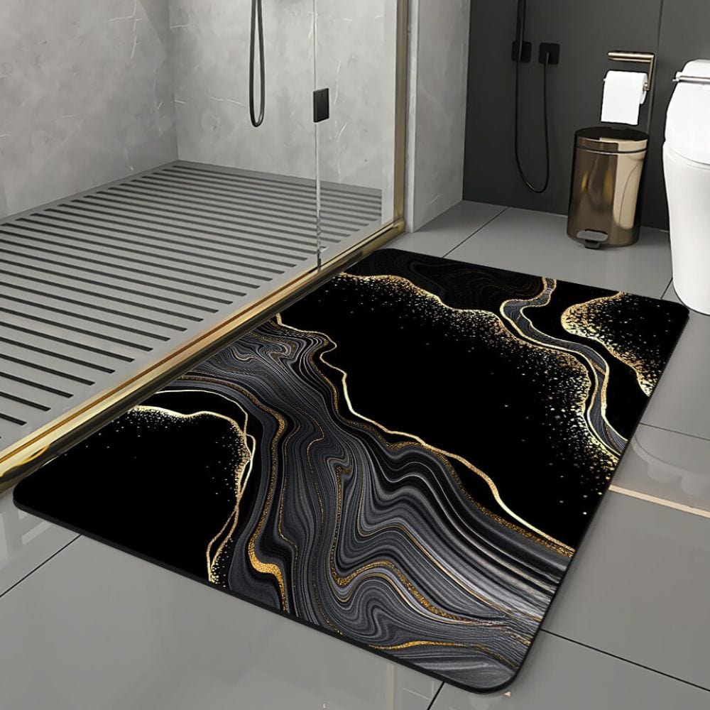 Zwarte en gouden badmat met marmerpatroon, luxe badkameraccessoire.