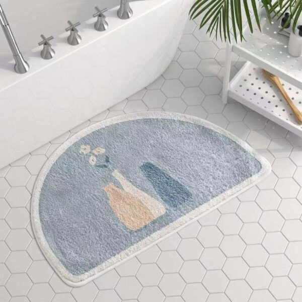 Antislip halvemaan badmat met bloemen en flessen, badkamerdecoratie.