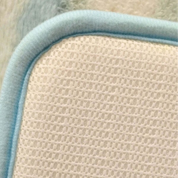 Badkamermat met textieloppervlak en blauwe rand.