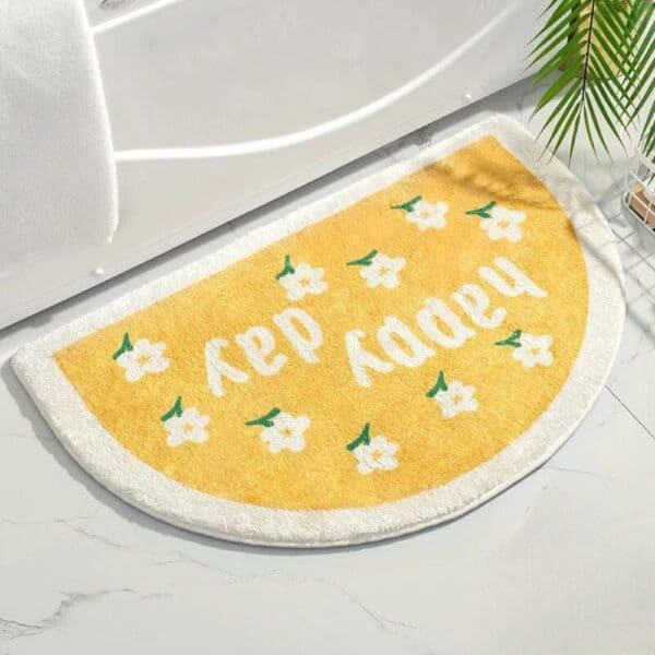 Geel badmat met 'Happy Day' en bloemen voor badkamer.