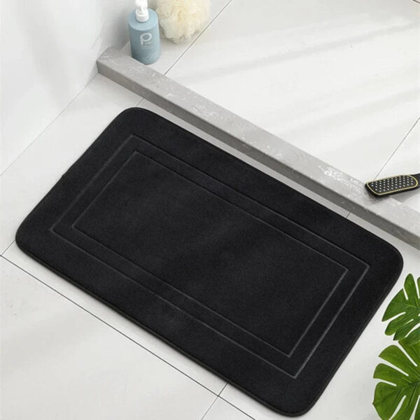 Zwarte badmat traagschuim voor optimale comfort in badkamer.