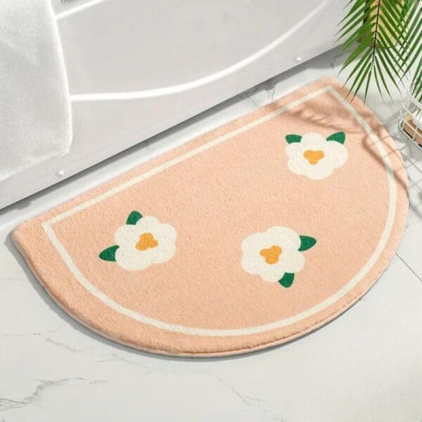 Beige en witte badmat met bloemenprint voor badkamer.