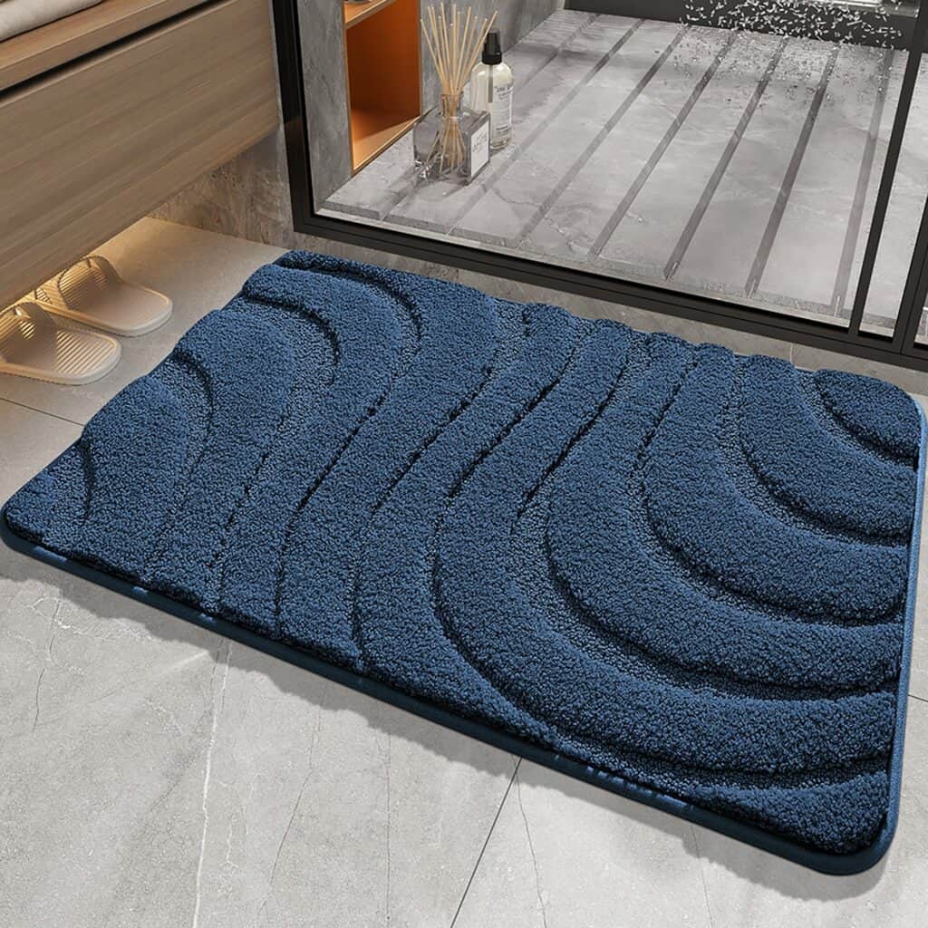 Blauwe antislip badmat met golfpatroon voor badkamer.