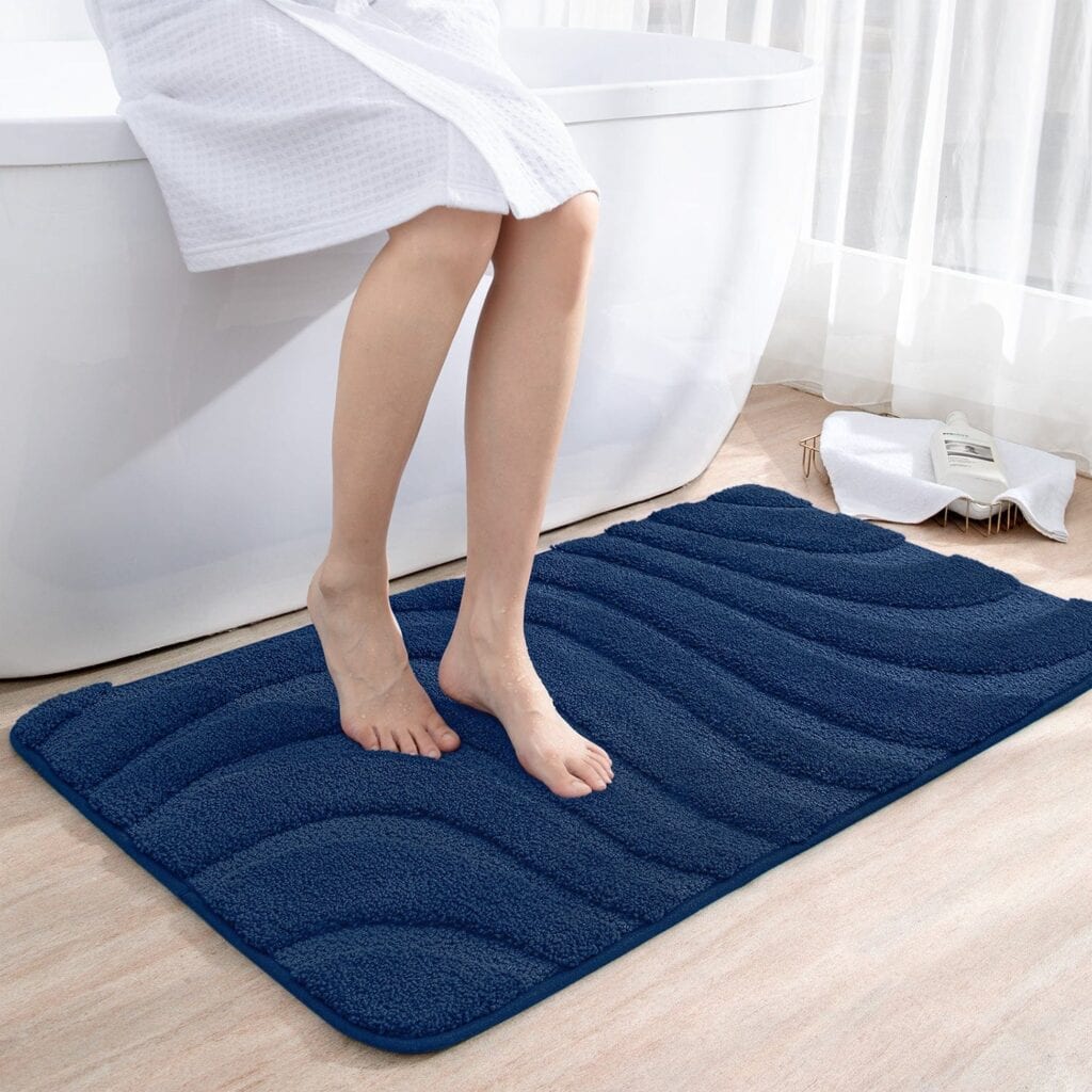 Blauwe antislip badmat voor bad, comfortabel en veilig.
