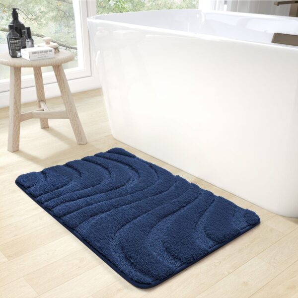 Blauwe antislip badmat met golfpatroon voor badkamer.
