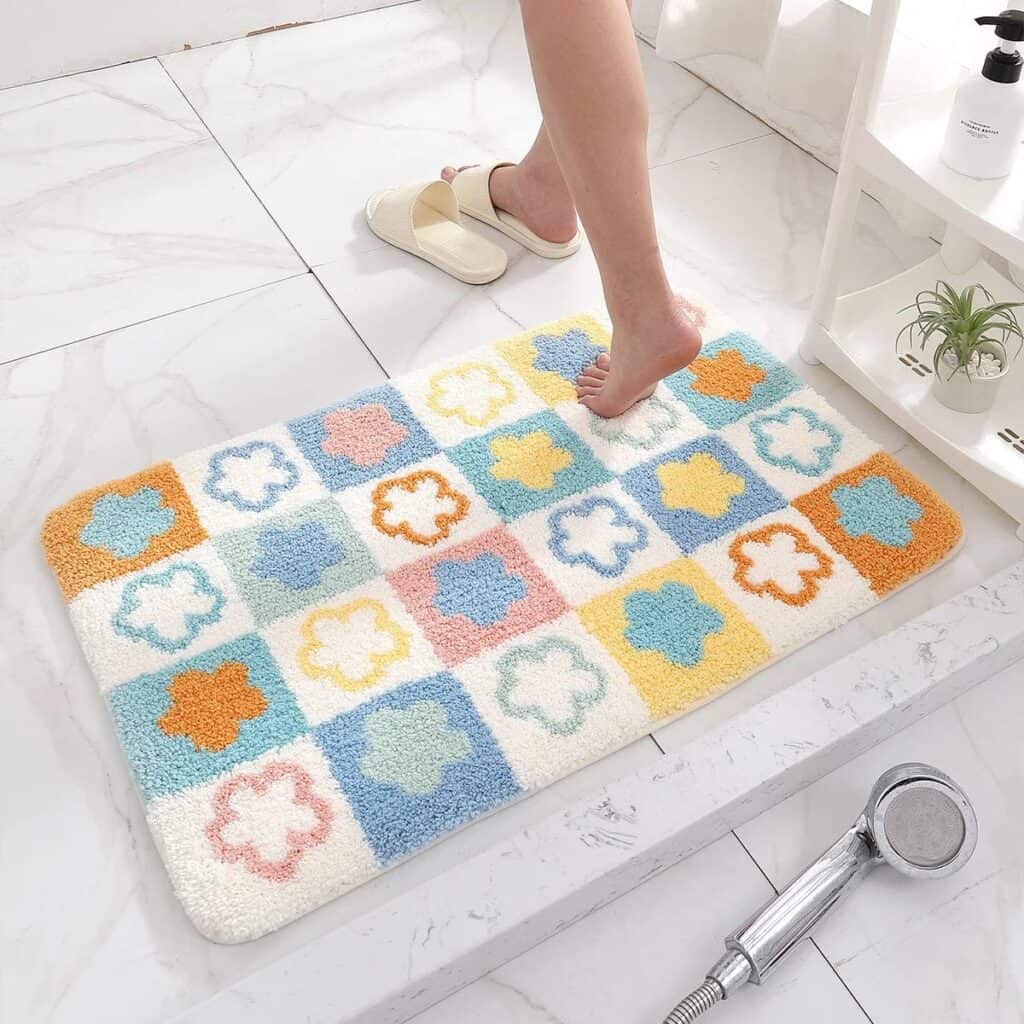 Luxe bloemen badmat in pastelkleuren voor badkamer.