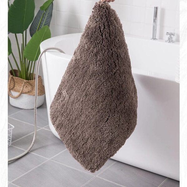 Bruine badmat voor badkamer met comfortabele, pluizige textuur.
