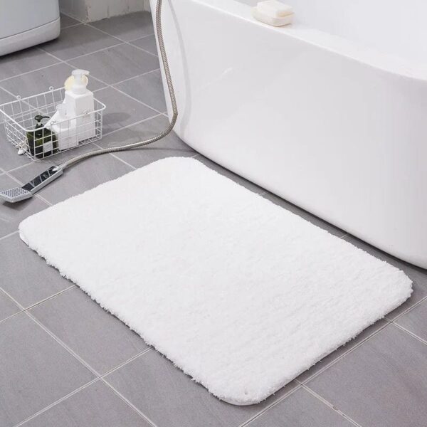 Dikke witte badmat voor badkamer, zacht en comfortabel.