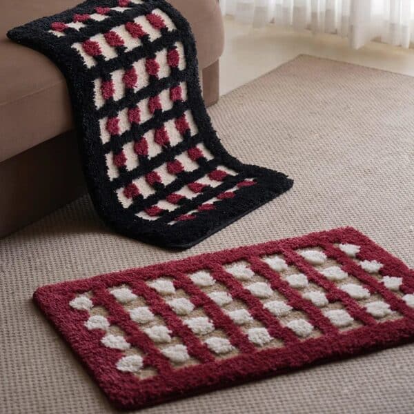 Geometrisch badmat in zwart-rood en rood-wit, badkamerdecoratie.