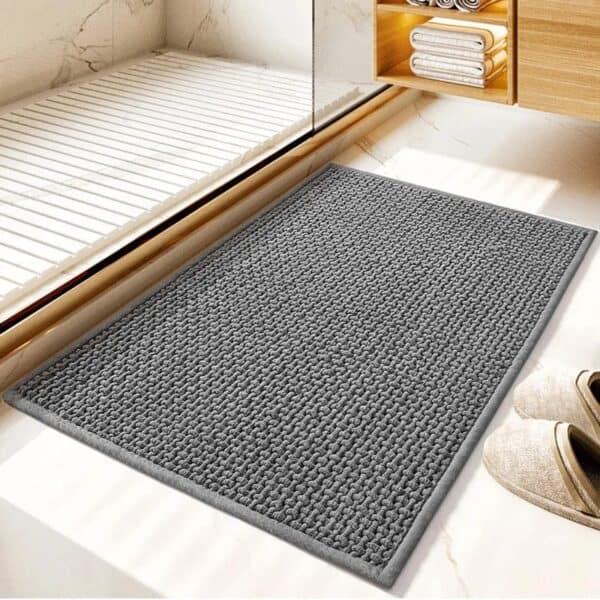 Gevlochten badmat grijs voor badkamer met textuur en rand.