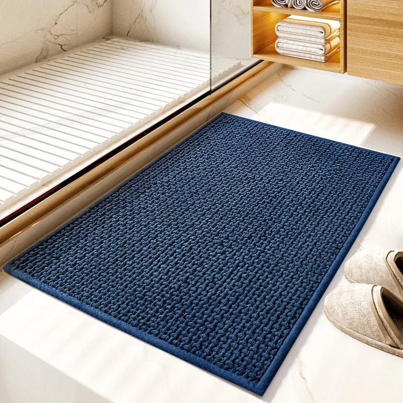 Donkerblauwe gevlochten badmat in moderne badkamer.
