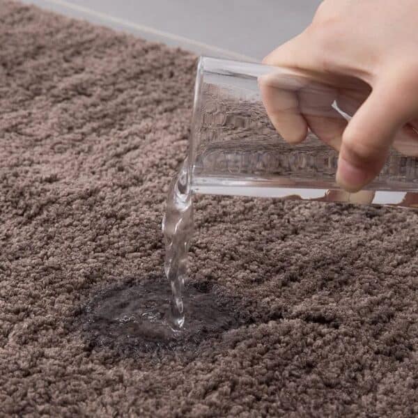 Grijze antislip badmat met waterdichte eigenschappen.