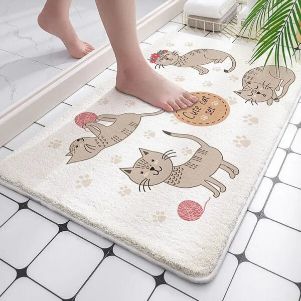 Grijze kat badmat anti-slip met knuffelkatjes en speelgoed.