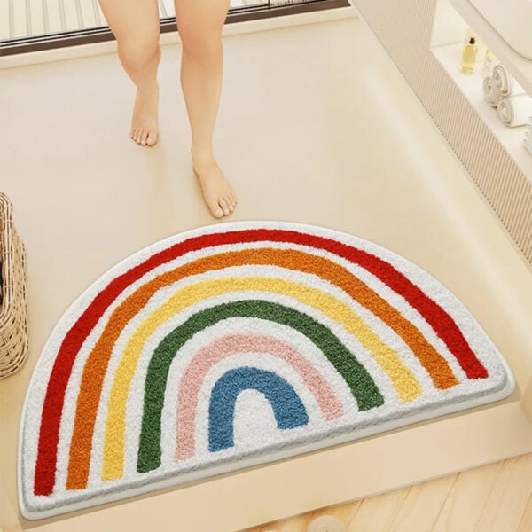 Halfronde badkamermat met regenboogpatroon, antislip en kleurrijk.