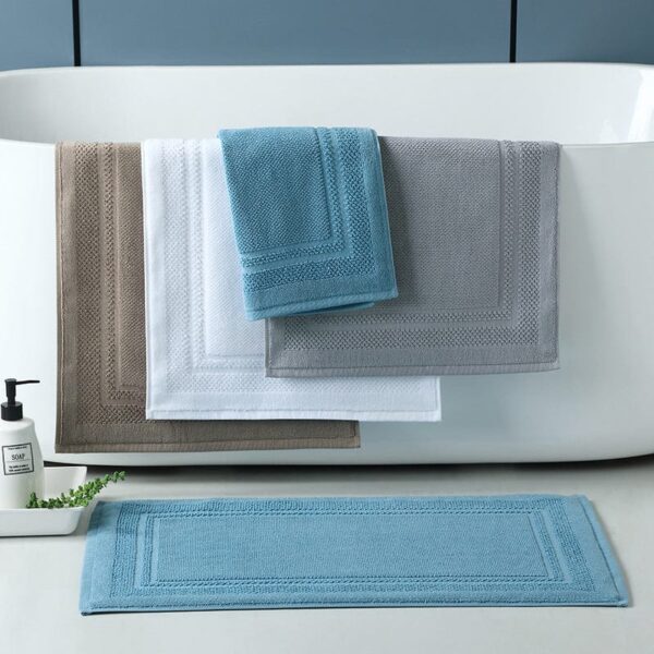 Katoenen badmat in blauw, grijs en beige, ideaal voor badkamer.