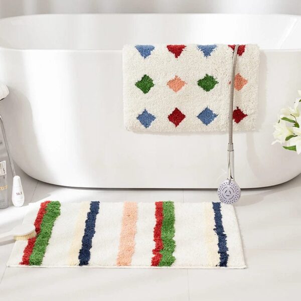 Kleurrijke badmat met strepen en geometrische patronen voor badkamer.
