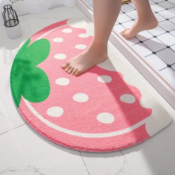 Lichtroze badmat in vorm van aardbei voor badkamer.