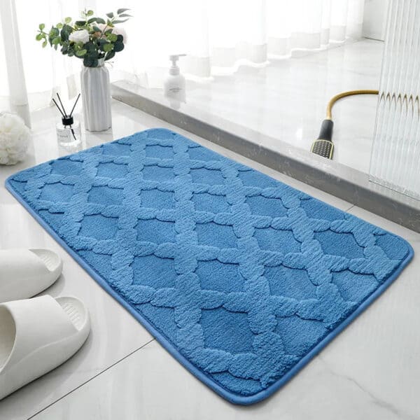 Blauwe microvezel badmat met absorberende textuur voor badkamer.