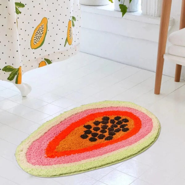 Originele fruit badkamermat in vorm van papaja, kleurrijk en decoratief.