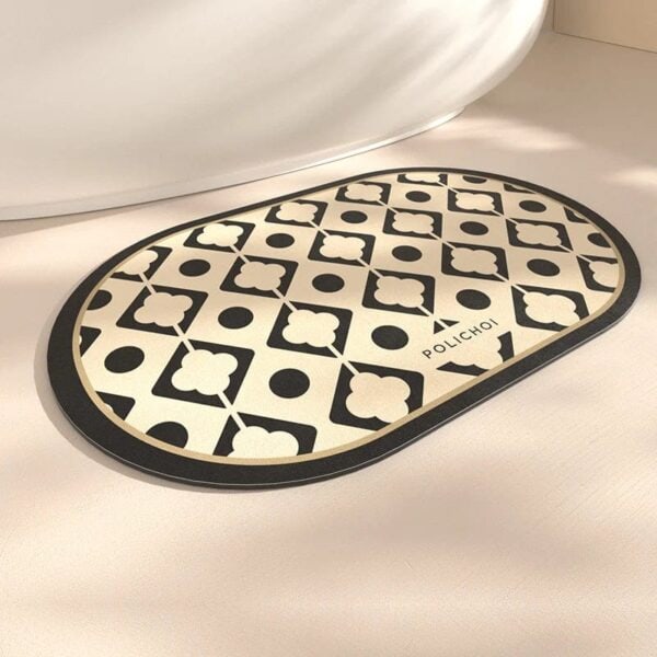 Ovale badmat met zwart-wit geometrisch patroon voor badkamerdecoratie.