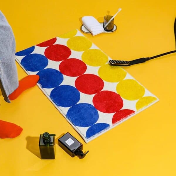 Rechthoekige badmat met kleurrijke ronde patronen voor badkamer.