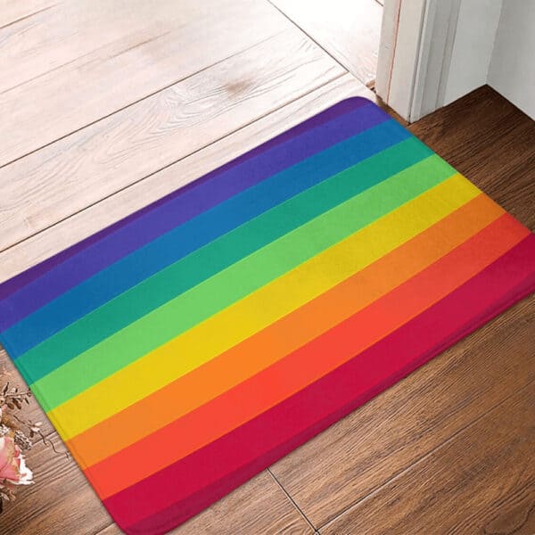 Regenboog badmat voor de deur, LGBTQ+ kleuren, binnenhuis decoratie.