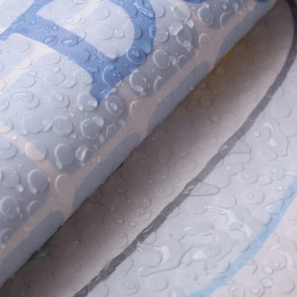 Schimmelbestendige baby badmat met waterdruppels en textuur.