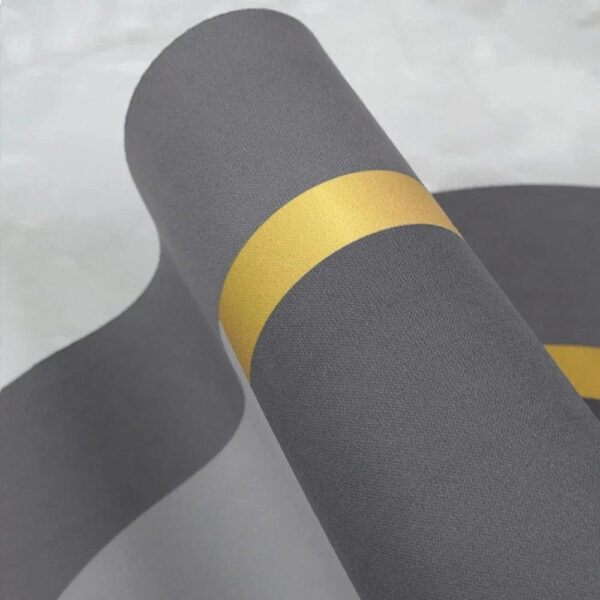 Unieke grijze badkamer mat met gouden accentband.