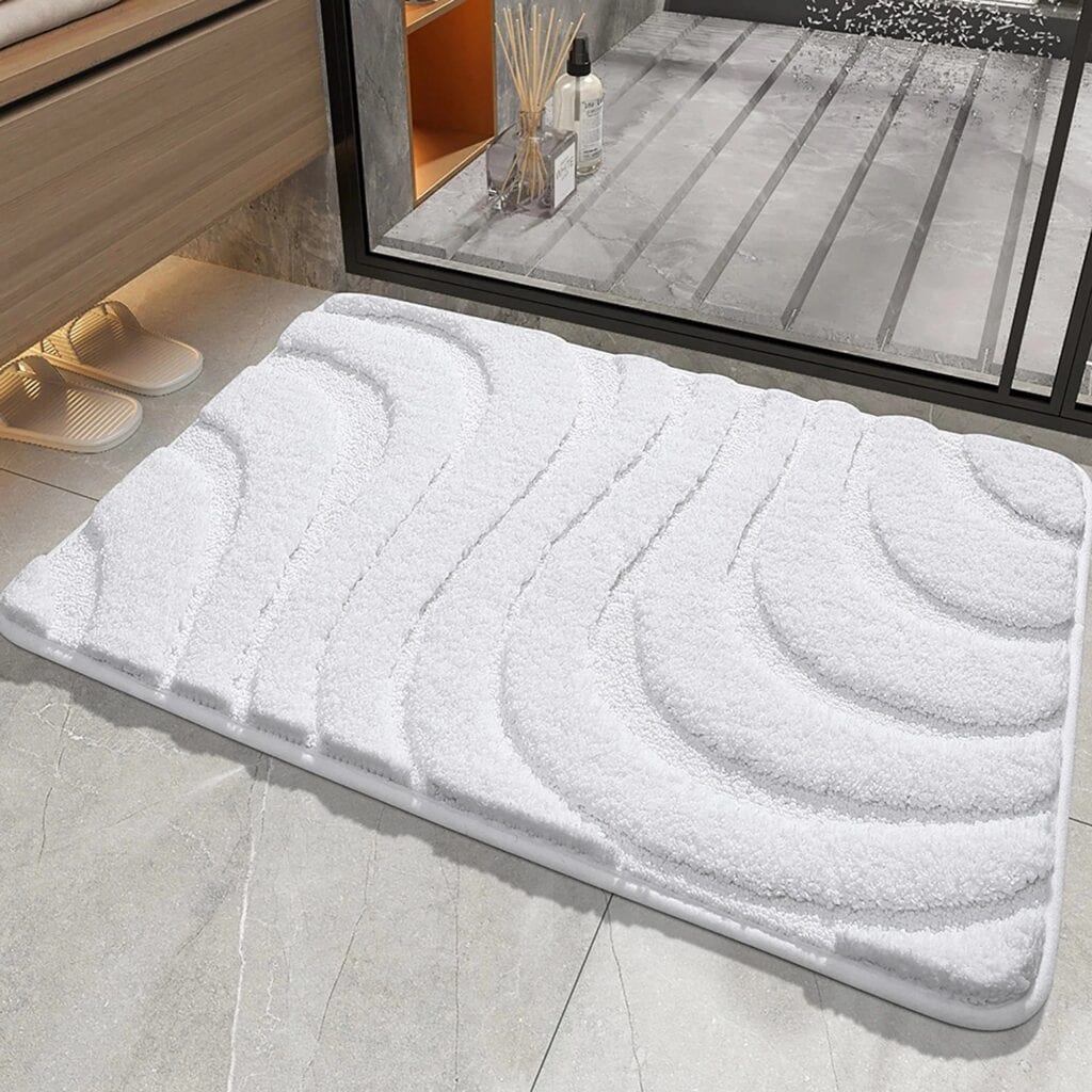 Witte badkamermat met golfpatroon voor moderne badkamer.