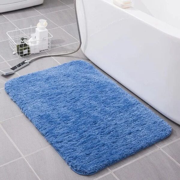 Zachte blauwe badkamer mat voor bad, comfortabel en waterafstotend.