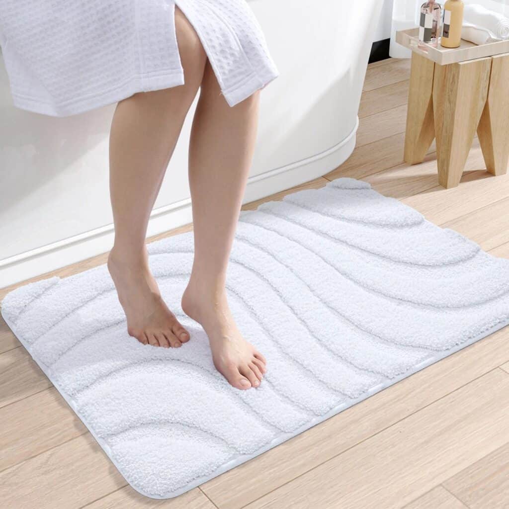 White luxury bath mat with textured design for comfort and style.
